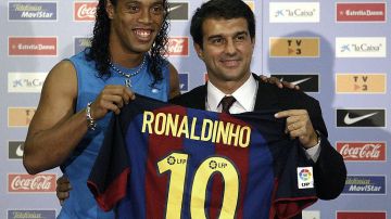 Ronaldinho mostrando su playera cuando fue presentado con el Barcelona.