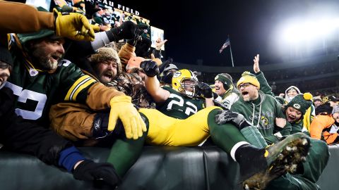 Un jugador de los Green Bay Packers celebra con sus aficionados.