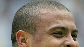 Ronaldo y Roberto Carlos celebrando un gol con Brasil.