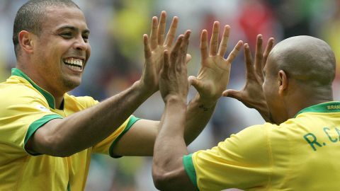Ronaldo y Roberto Carlos celebrando un gol con Brasil.