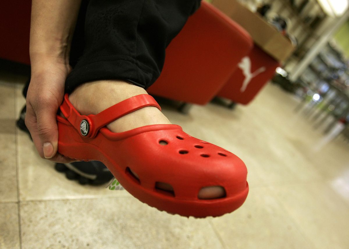 Por qué los Crocs son los zapatos más cómodos y vendidos en la cuarentena -  La Opinión