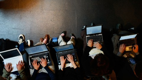 Los medios étnicos atraviesan por una situación financiera difícil pero continúan en la labor de informar. / foto: Getty.