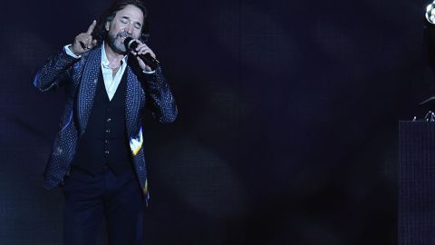 Marco Antonio Solis ofreciendo un concierto en Miami.