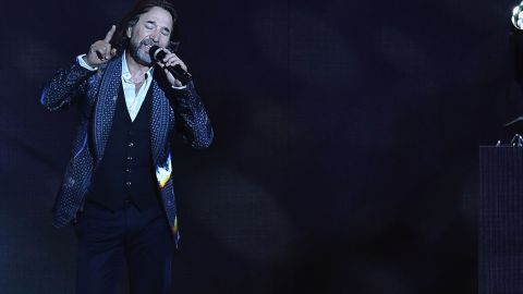 Marco Antonio Solis ofreciendo un concierto en Miami.