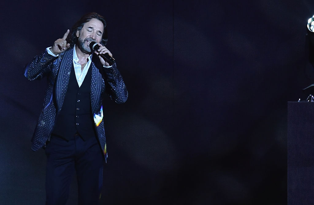 Marco Antonio Solis ofreciendo un concierto en Miami.