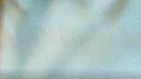 Una familia pide ayuda económica para comprar alimentos en una calle de Tegucigalpa, este 13 de mayo de 2020. EFE/Gustavo Amador