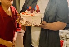 Edgar Polanco y su madre Martha Lara Polanco en su celebración de 70 años.