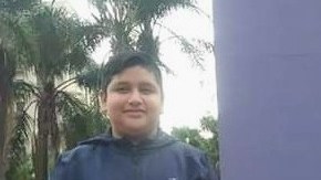 Julio Peralta aparece con sus hijos de 16 y 12 años.