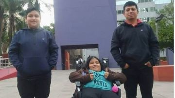 Julio Peralta aparece con sus hijos de 16 y 12 años.