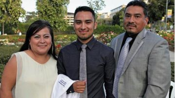 Oscar Hernandez junto a sus padres Ana Domínguez y Juan Carlos Hernández. (Suministrada)