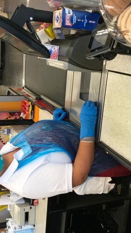 María Mendoza, todos los días se expone al coronavirus en su trabajo como cajera. (Cortesía)