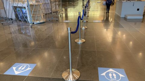 Edificios de oficinas en Nueva York se preparan para reabrir con distanciamiento social.