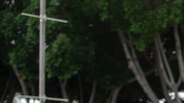 Asambleísta Miguel Santiago apoyando a su comunidad. (Suministrada)