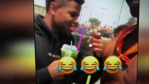 Captura de video del presunto agresor con su raspado en mano.
