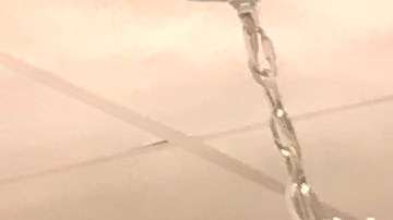 Juan Carlos Barbosa comenzó a hacer arreglos para que su salón sea seguro.