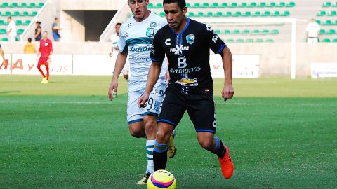 César Bernal conduciendo el balón en un partido entre Atlético Zacatepec y Tampico Madero.