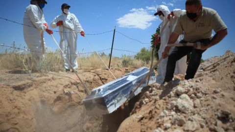 México entierra a su muertos por coronavirus.