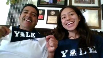 Mariela Barrales (der.) celebra con su padre Felipe que pronto asistirá a Yale. (Suministrada por Félix I. Hernández)