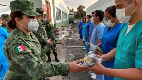 Médicos militares reciben mascarillas para que entren en acción