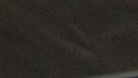 Dos personas mueven el cuerpo de un hombre de 75 años que murió por COVID-19, al llegar al Hospital Regional 66 del IMSS, en Ciudad Juarez.