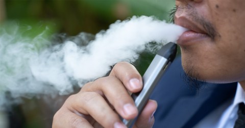 Vapeo en padres podría generar eczema en los niños: por qué