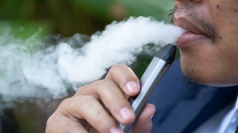 Vapeo en padres podría generar eczema en los niños: por qué