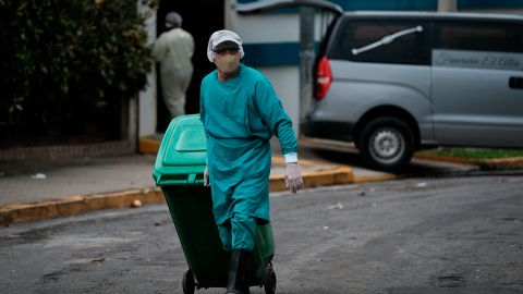 Un trabajador retira desechos de un hospital en Managua.