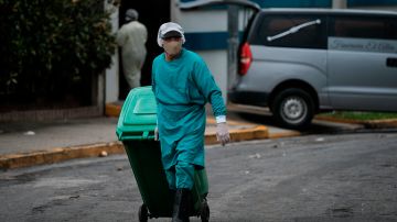 Un trabajador retira desechos de un hospital en Managua.