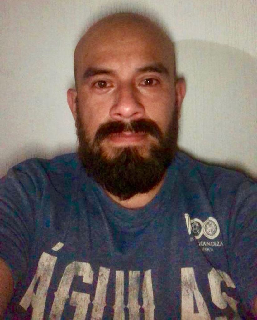 Daniel Ortíz posa para un autorretrato en su casa de Tijuana.