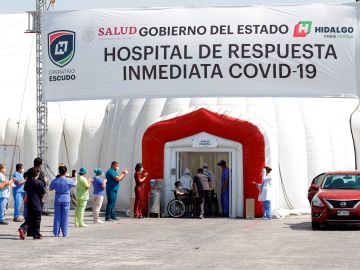 Un paciente recuperado sale en silla de ruedas del Hospital inflable de Respuesta Inmediata de Pachuca.