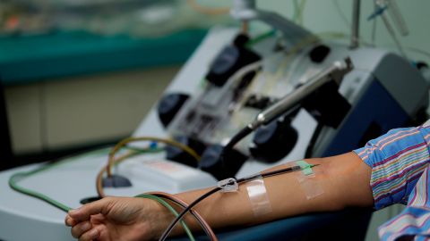 Una mujer dona su plasma sanguíneo en el Complejo Hospitalario Doctor Arnulfo Arias Madrid, este miércoles, en Ciudad de Panamá (Panamá). Panamá es el único país y pionero de Centroamérica en usar plasma convaleciente de pacientes rehabilitados de la COVID-19 como tratamiento terapéutico para personas en estado crítico por coronavirus. EFE/ Bienvenido Velasco