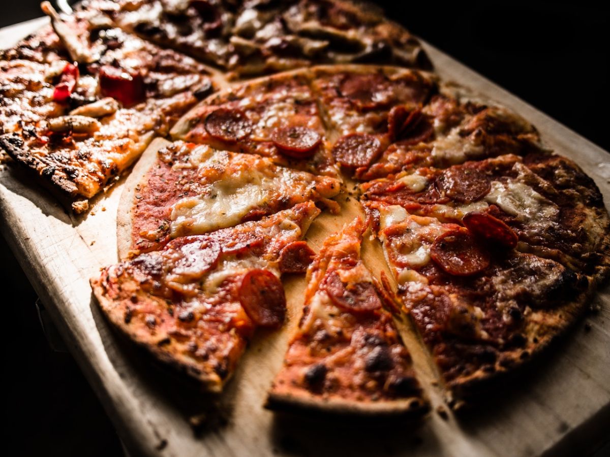 La palabra "pizza" no se debe castellanizar.