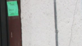 Elementos de la fiscalía de Ciudad de México levantan el cuerpo de uno de los hombres asesinados .