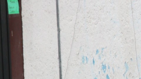 Elementos de la fiscalía de Ciudad de México levantan el cuerpo de uno de los hombres asesinados .