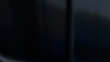 ES1001. SAN SALVADOR (EL SALVADOR), 04/05/2020.- La Policía nacional civil monta guardia mientras un centenar de personas protestan debido a que, según cuentan, llevan más de 40 días en cuarentena obligatoria sin que hasta el momento les hayan dado respuesta sobre la prueba de la COVID-19 que se les ha realizado, en un centro de contención este lunes, en San Salvador (El Salvador). EFE/ Rodrigo Sura