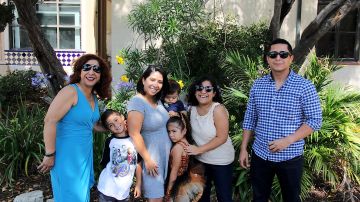Rocío Rebollar (i) junto a sus hijos y nietos en en San Diego.