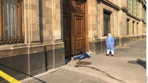 El manifestante se acostó a las afueras de Palacio Nacional.
