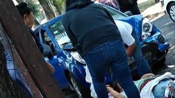 El hombre quedo prensado entre una camioneta y un auto.