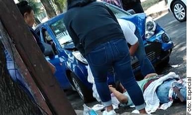 El hombre quedo prensado entre una camioneta y un auto.