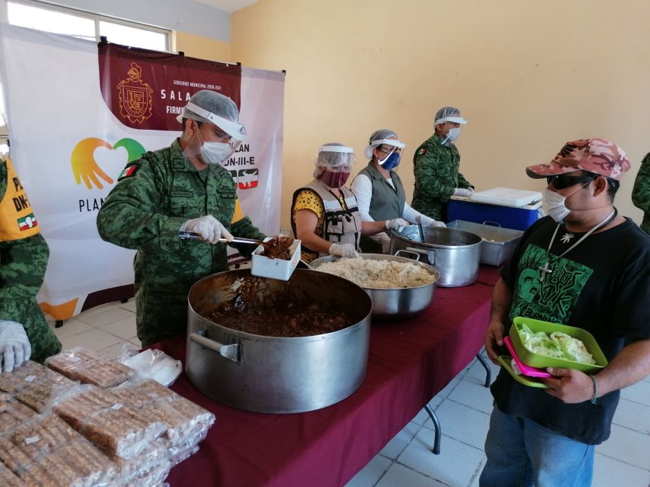 Un grupo de soldados cocinó y repartió la comida entre habitantes de Salamanca, Guanajuato.