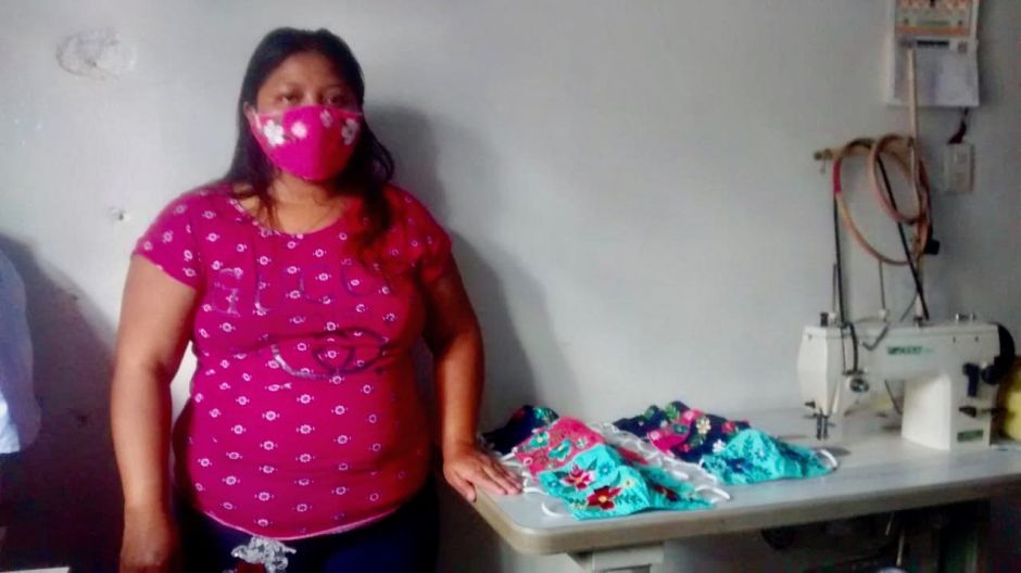 Rosa Caamal muestra una de las mascarillas bordadas que vende para sobrevivir la pandemia.