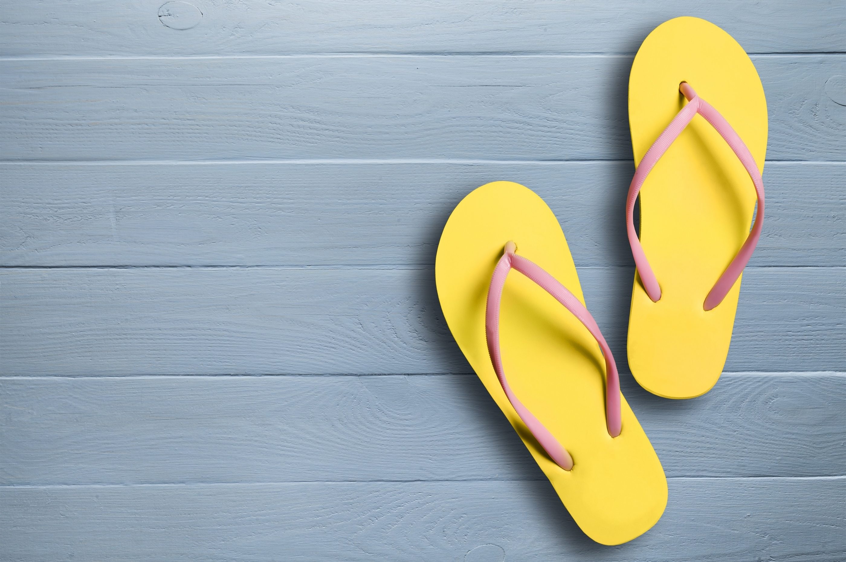 5 estilos de sandalias tipo flip flops para estar en casa durante la