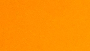 Una mujer usa máscaras como precaución contra la propagación del nuevo coronavirus COVID-19 en el Aeropuerto Internacional de Sao Paulo.