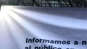 Manta a la entrada del Hospital 20 de Noviembre, en Ciudad de México.