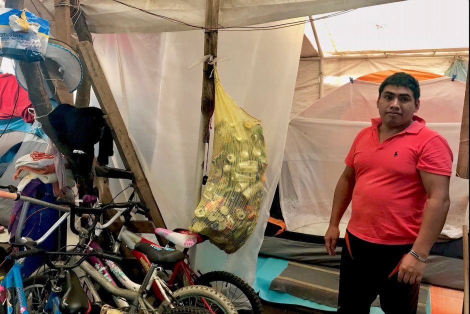 Un miembro de la comunidad otomí en la colonia Roma muestra el espacio improvisado de la vivienda.