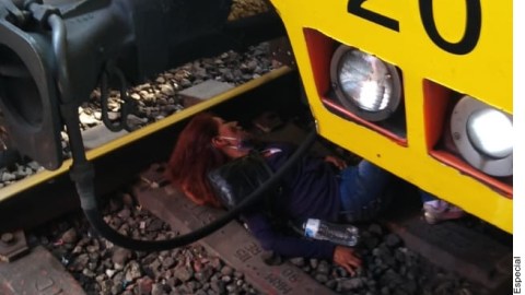 La mujer no tuvo lesiones y se retiró por su propio pie.