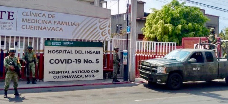 Una patrulla militar custodia el ingreso a un hospital Covid en Cuernavaca