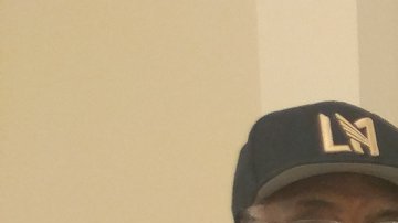 El concejal Curren D. Price Jr. (i)   ha repartido mascarillas a diversas áreas de su distrito.