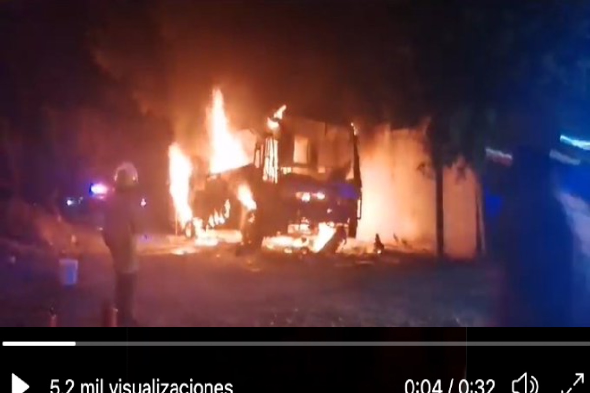 Sujetos armados incendian autobús de grupo musical "Apodados" en México