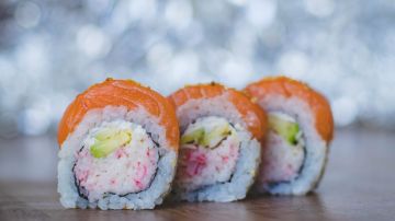Normalmente, los mariscos pueden contaminarse con bacterias fluorescentes que pueden erradicarse con el calor. Sin embargo, el sushi se sirve crudo.